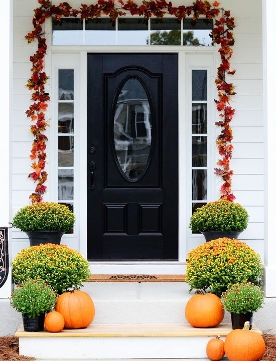 décoration-automne-porte-entrée-idées-guirlande-feuilles-rouges-jaunes