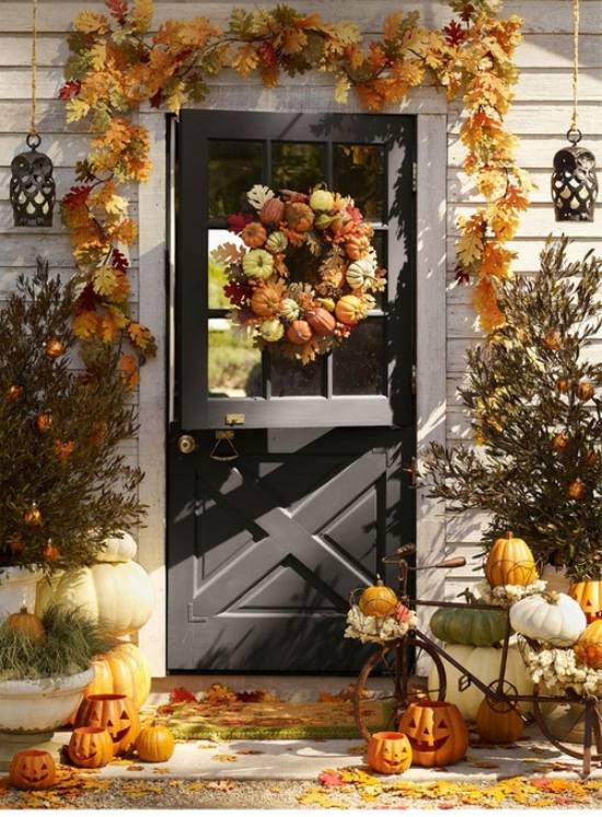 décoration-automne-porte-entrée-idées-guirlandes-feuilles-automnales-citrouilles