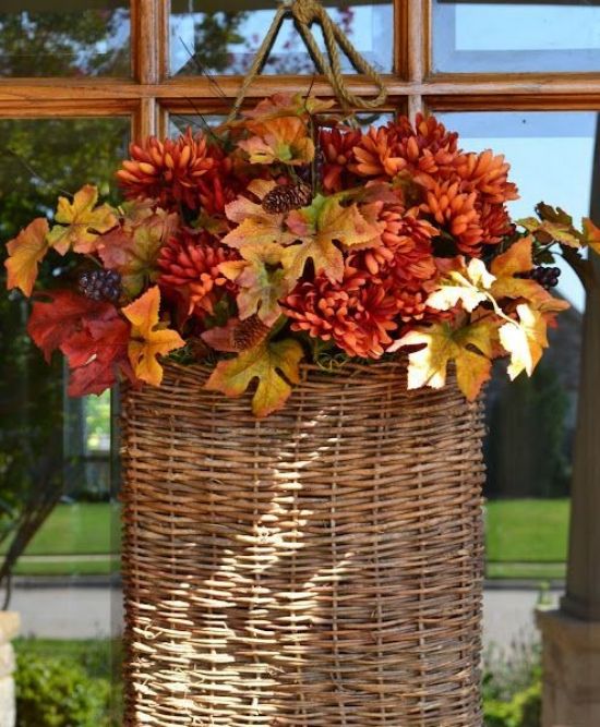 décoration-automne-porte-entrée-idées-panier-rotin-fleurs