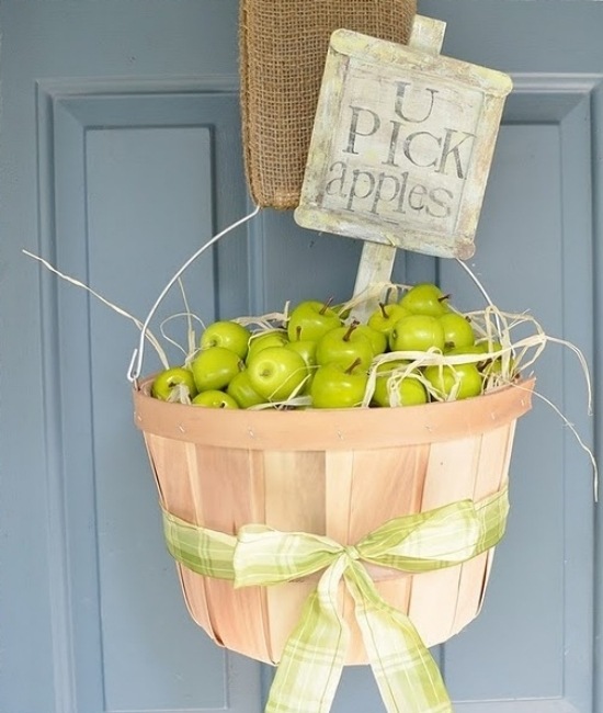 décoration-automne-porte-entrée-idées-panier-rotin-fruits