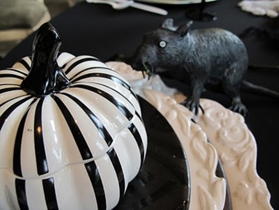 décoration-citrouille-Halloween-idées-DIY-peinte-noir-blanc