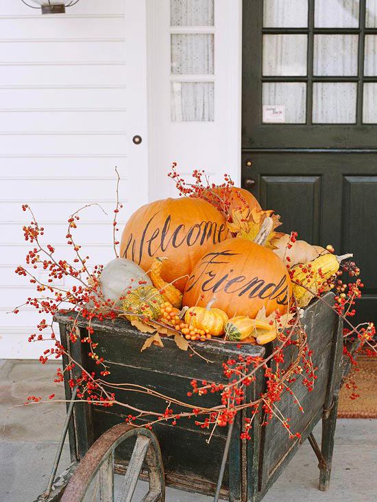 décoration-de-porte-d'entrée-chariot-citrouilles-oranges