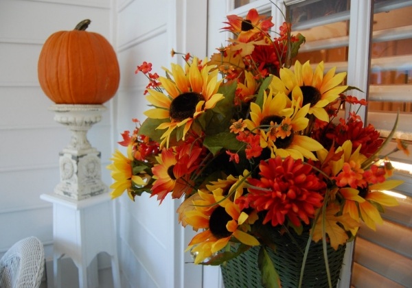 décoration-extérieur-automnale-idées-bouquet-fleurs-jaunes-rouges