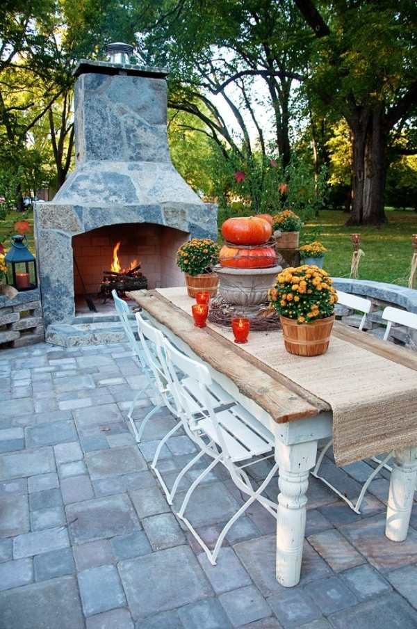 décoration-extérieur-automnale-idées-cheminée-citrouilles-table
