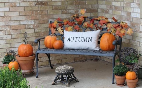 décoration-extérieur-automnale-idées-citrouilles-feuilles-automnales-jarinières