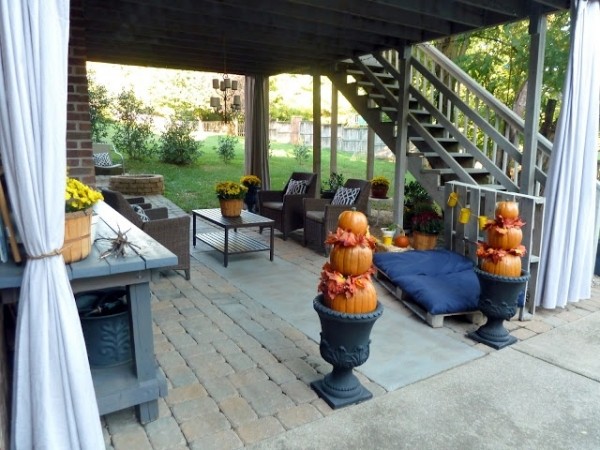 décoration-extérieur-automnale-idées-citrouilles-fleurs-jaunes-terrasse