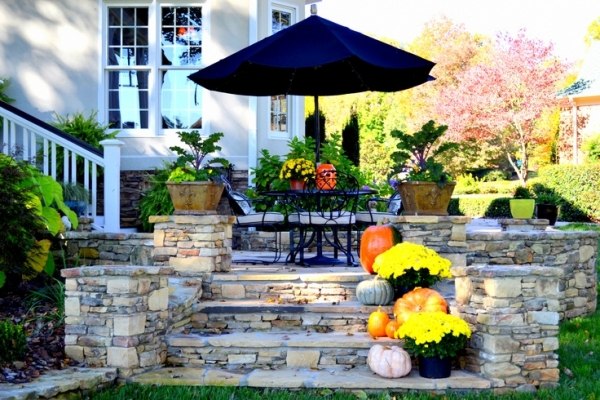 décoration-extérieur-automnale-idées-citrouilles-fleurs-terrasse