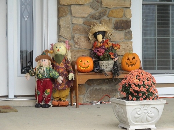 décoration-extérieur-automnale-idées-citrouilles-épouvantails