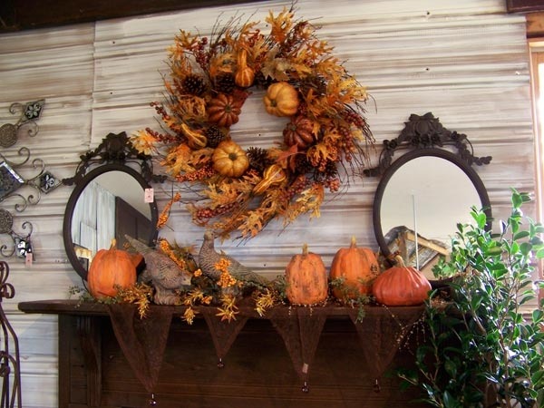 décoration-extérieur-automnale-idées-couronne-feuilles-pommes-pin-citrouilles