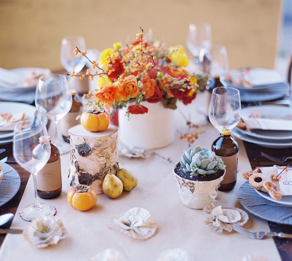 décoration-florale-belles-idées-fleurs-automne-petit-bouquet-roses-citrouilles