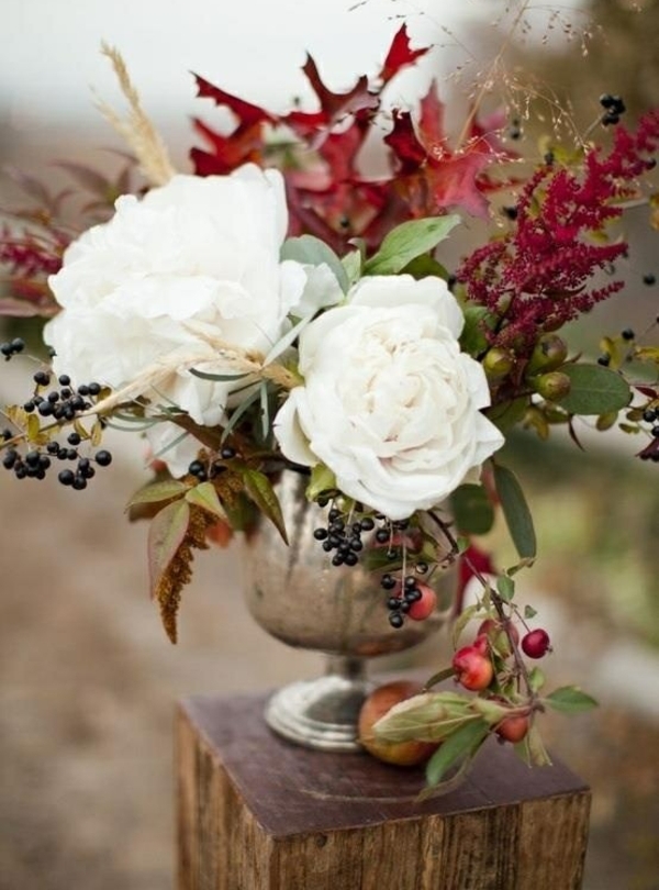 décoration-florale-belles-idées-fleurs-automne-roses-blanches-feuilles