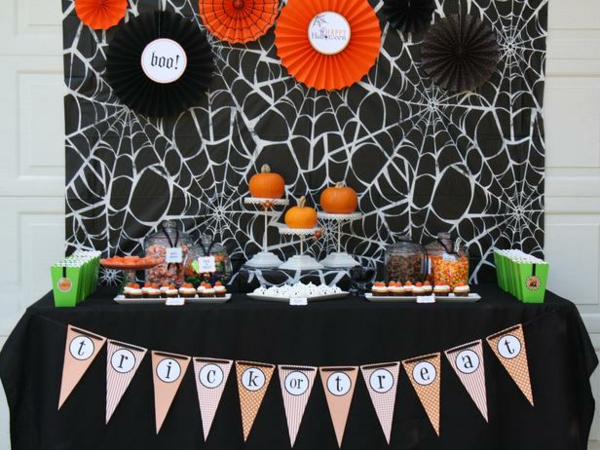 décoration-fête-Halloween-déco-papier-orange-noir-toiles-araignée