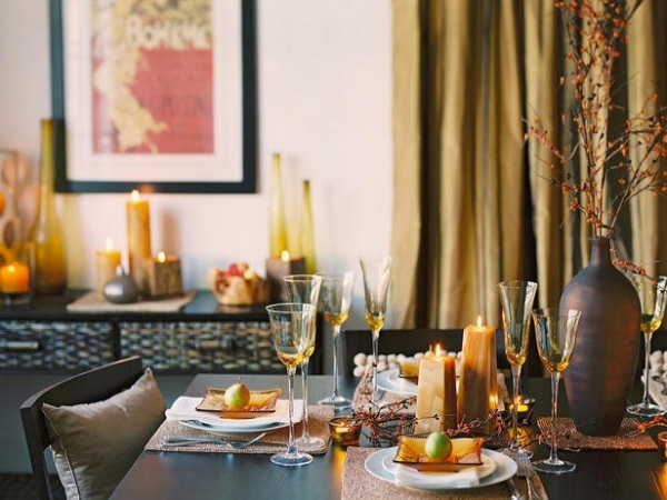 décoration-table-fête-automnale-bougies-verres-vin