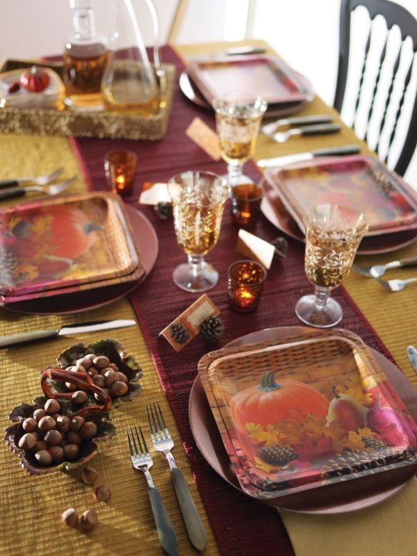 décoration-table-fête-automnale-noisettes-pommes-pins