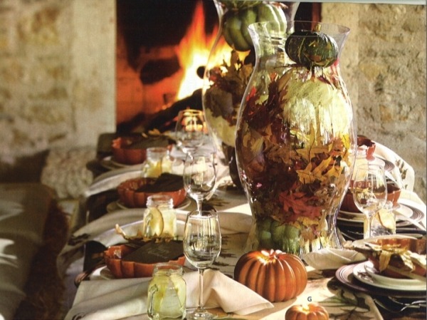 décoration-table-fête-automne-pot-feuilles-sèches-citrouilles