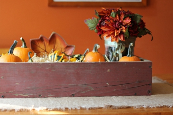 décoration-table-rustique-bac-bois-fleurs-citrouilles