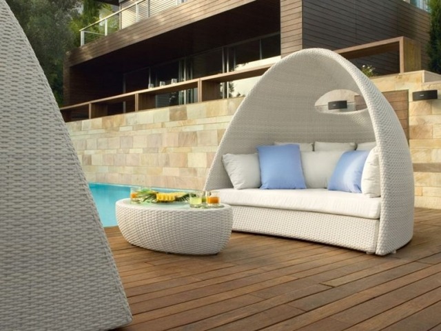 ensemble-canapés-lounge-Igloo-table-basse-résine-tressée-blanche