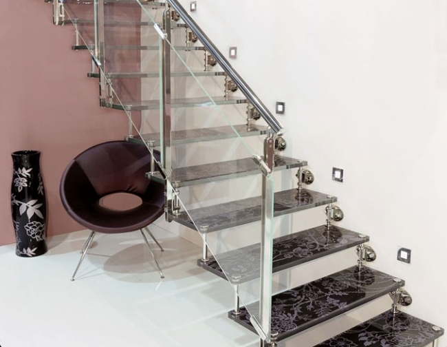 escalier-design-moderne-salon-balustrade-transparente-marches