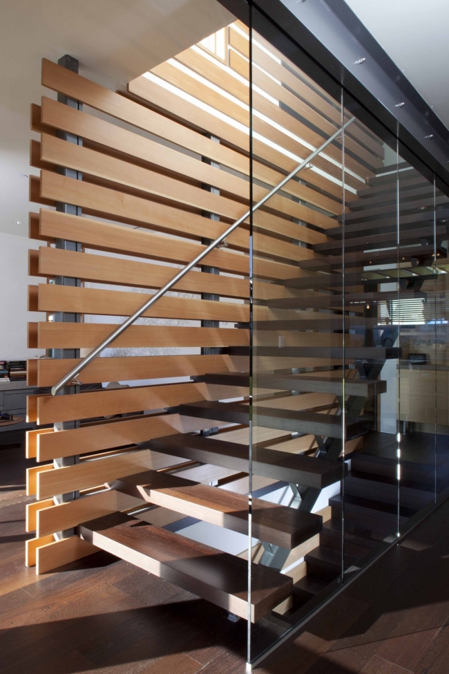 escalier-design-moderne-salon-balustrade-verre-marches-bois