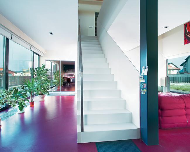 escalier-design-moderne-salon-blanc-colonne-turquoise-jeu-couleurs