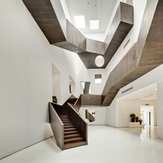 escalier-design-moderne-salon-bois-formes-géométriques