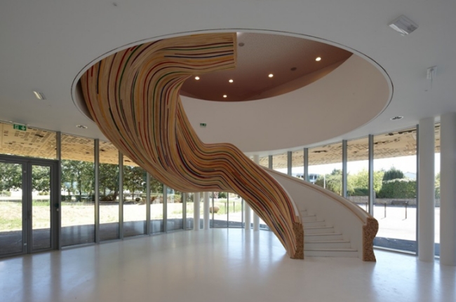 escalier-design-moderne-salon-colimaçon-bois