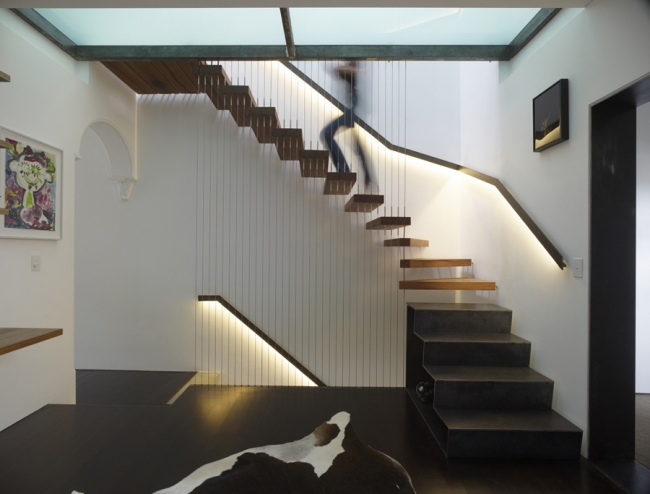 escalier-design-moderne-salon-flottant-bois
