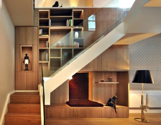 escalier-design-moderne-salon-marches-bois-balustrade-verre