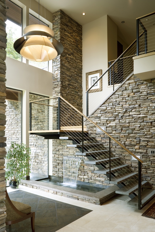 escalier-design-moderne-salon-revêtement-mural-pierre