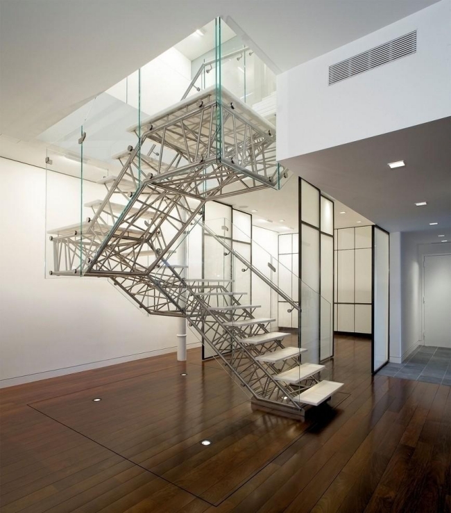 escalier-design-moderne-salon-verre-balustrade