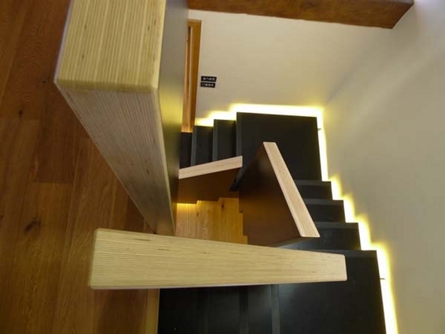 escalier-design-moderne-salon-éclairage-encastré 