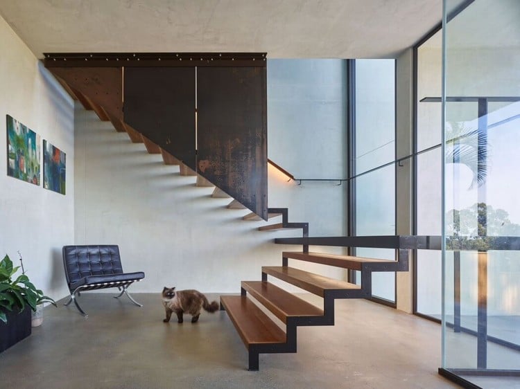 escaliers design et modernes -marches-bois-cage-escalier-acier-corten