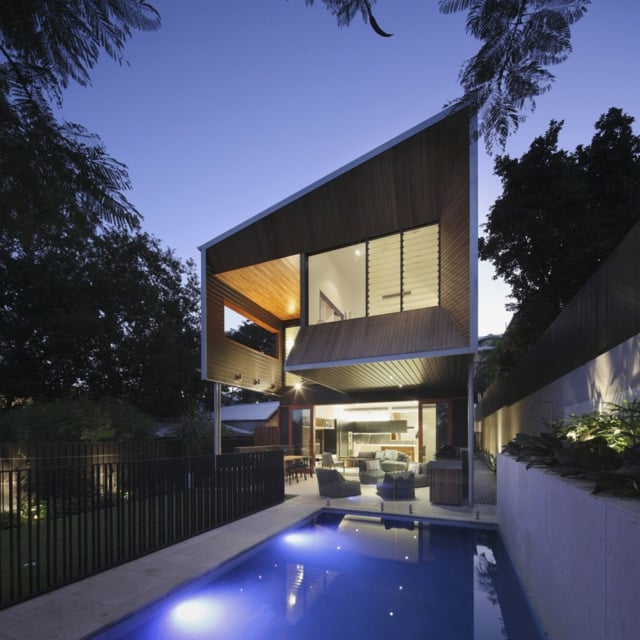 façade-maison-moderne-piscine-extérieure-design