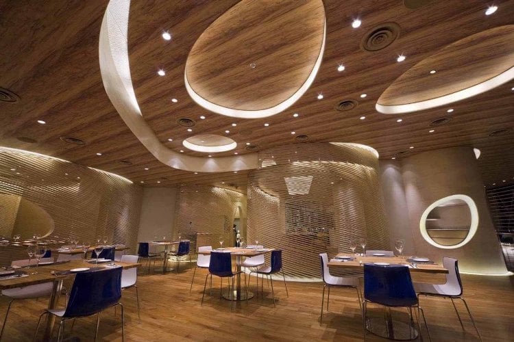 faux-plafond-moderne-bois-éclairage-led-parquet-massif