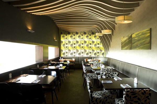 faux-plafond-ultramoderne-ondulant-restaurant