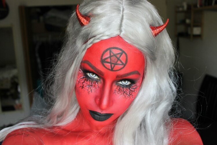 femme diable rouge idée make up pour halloween lentilles colorées