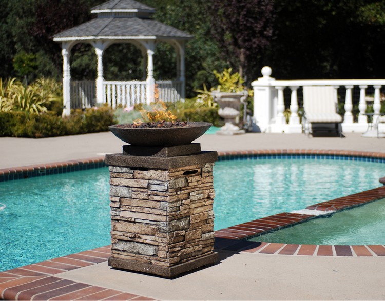 foyer de jardin -colonne-decorative-piscine