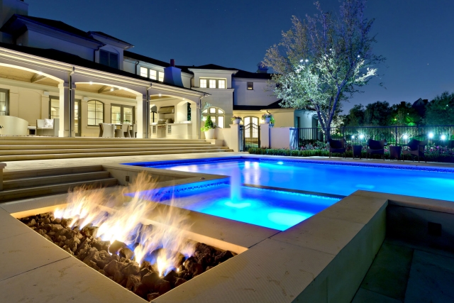 foyer extérieur piscine-beau-luminaire-maison-luxe