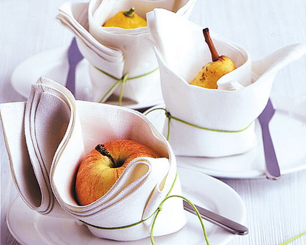 fruits-automnales-emballés-serviettes-blanches-décoration