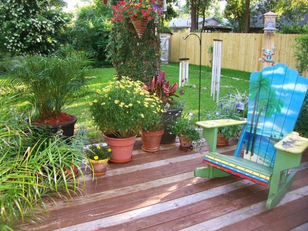 idée-aménagement-de-jardin-chaise-bascule-déco-palmier