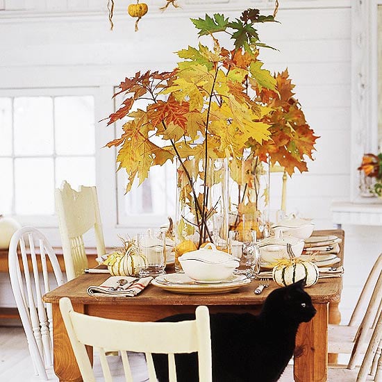 idée-déco-table-automne-feuilles-colorées-citrouilles-blanches