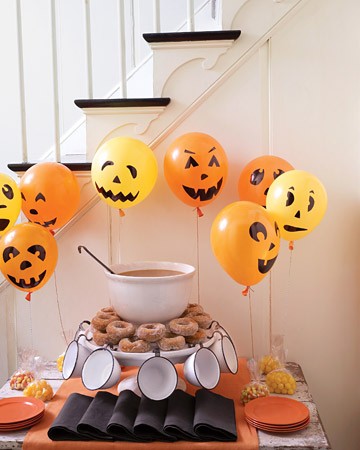 idée décoration Halloween facile et amusante ballons-oranges