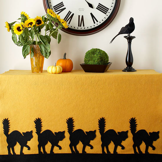 idée-décoration-d'Halloween-chats-nappes-jaune