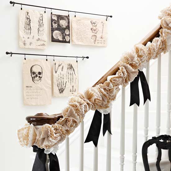 idée-décoration-d'Halloween-skelettes-fleurs-parapet