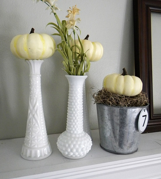idée-décoration-halloween-dessus-cheminée-mini-citrouilles-blanches