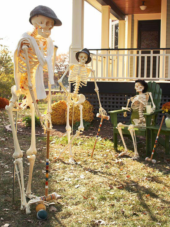 idée-décoration-jardin-Halloween-squelettes-jouent-croquet