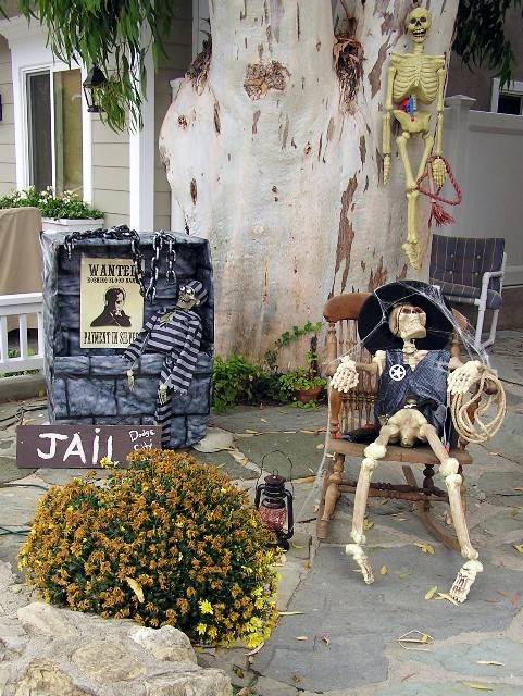 idée-décoration-jardin-Halloween-squelettes-shériff-prisonnier