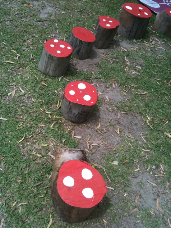 idée-décoration-jardin-enfants-champignons-troncs-arbres