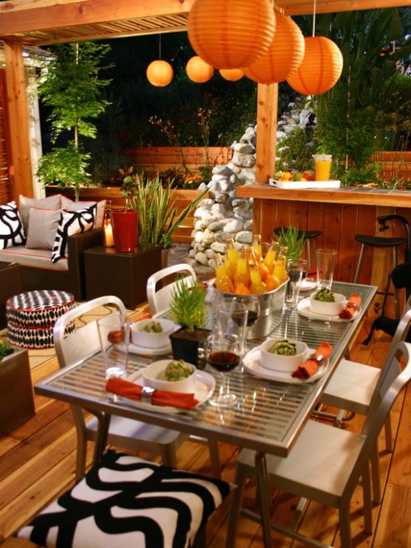 idée-décoration-table-fête-automnale-lanternes-oranges-fruits