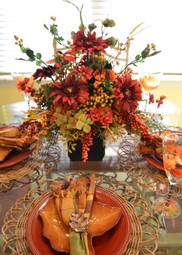 idée-décoration-table-fête-automne-assiettes-feuilles-bouquet